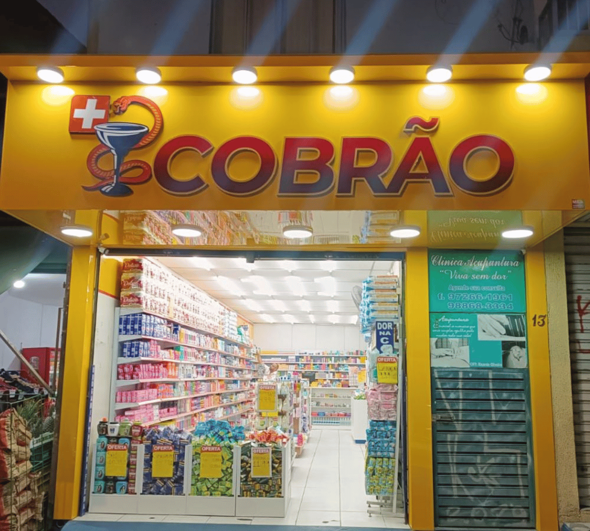 Farmacêutica atendendo cliente com atenção e cuidado