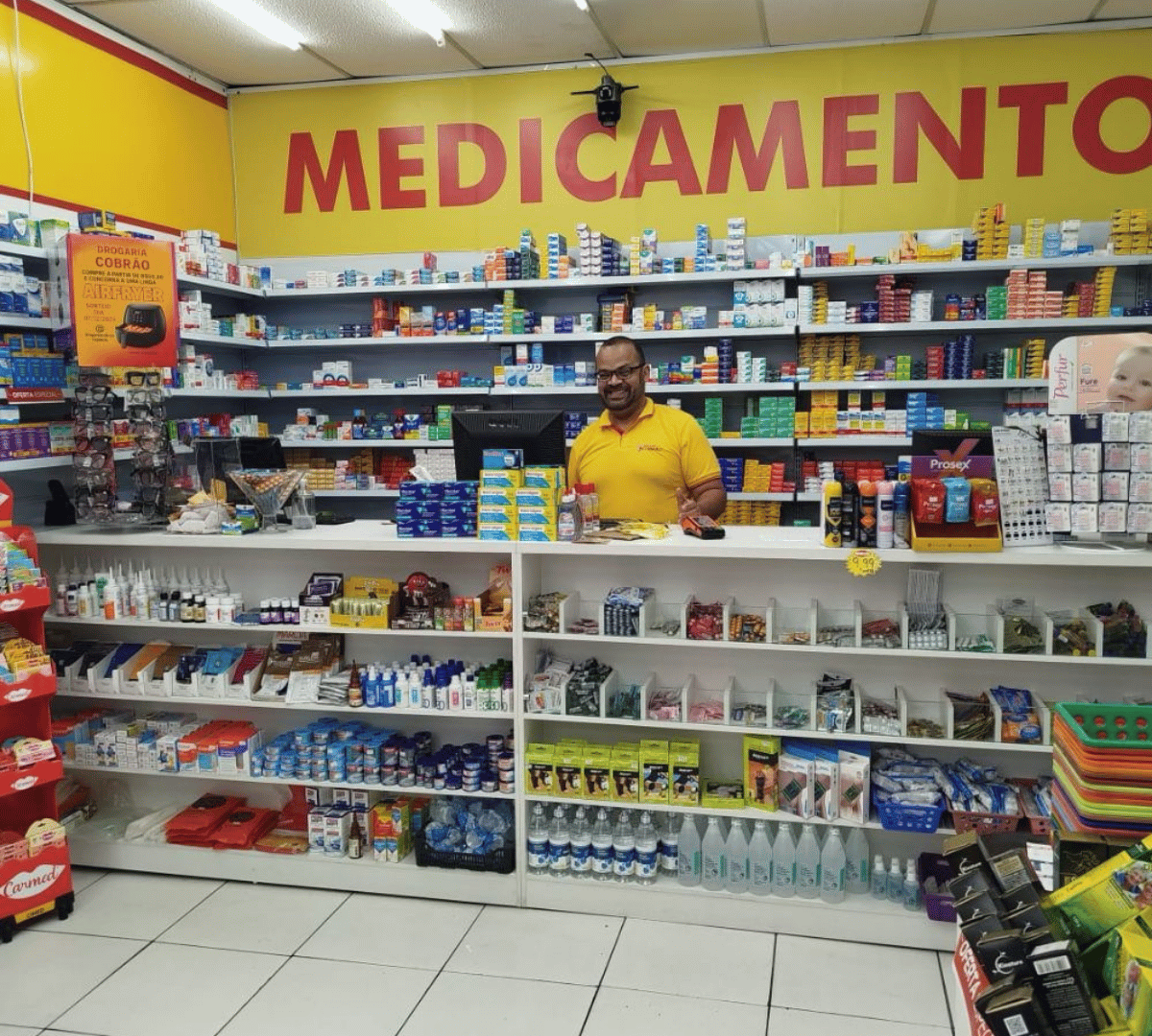 Corredor com ampla variedade de produtos de saúde e bem-estar